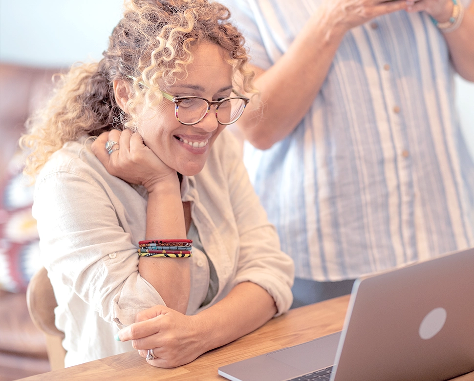 Woman using switch kit to transfer all her banking to SSSCU.